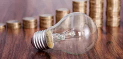 Με τον «κανόνα De minimis» εξετάζει η κυβέρνηση να δώσει επιδότηση στα τιμολόγια ρεύματος των μικρομεσαίων επιχειρήσεων – Προϋπόθεση να είναι συνεπείς