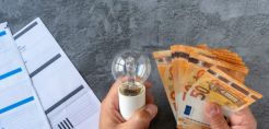 Αυξημένες οι χρεώσεις των προμηθευτών ρεύματος με το «πάγωμα» των ρητρών – Στο 25% η διαφορά για τη ΔΕΗ στο 12μηνο