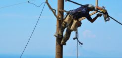 Με ελικόπτερο μεταφέρθηκαν εναερίτες για αποκατάσταση βλαβών στο δίκτυο του ΔΕΔΔΗΕ στα Χανιά