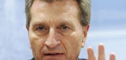 Oettinger: Δεν εξετάζεται η απελευθέρωση αποθεμάτων πετρελαίου προς το παρόν