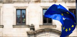 Γιατί η Ευρώπη «χάνει» από τη Βόρεια Αμερική στην κούρσα της πράσινης μετάβασης