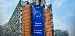 Βήμα-βήμα οι διαπραγματεύσεις για το καινούργιο σχήμα διαγωνισμών ΑΠΕ – Νέο ερωτηματολόγιο από Βρυξέλλες, νέες απαντήσεις από ΥΠΕΝ