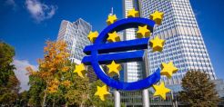 ΕΚΤ: Αυξάνονται οι κίνδυνοι για την παγκόσμια οικονομία - Άγνωστες παραμένουν οι επιπτώσεις από τα πάνω - κάτω του πετρελαίου
