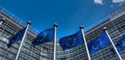 Το μπαλάκι της μείωσης του ενεργειακού κόστους στις κυβερνήσεις πετά η Κομισιόν - Γιατί τα πακέτα δεν «ενθουσίασαν» τους stakeholders της βιομηχανίας - Δύο ταχύτητες στους φόρους, αντιφάσεις με τις χρεώσεις