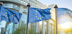 Τεκμηρίωση και διευκρινίσεις ζητούν οι Βρυξέλλες για το ελληνικό σχέδιο στην αγορά ηλεκτρισμού - Τι ρωτούν για ΔΕΗ, προθεσμιακά συμβόλαια, ΔΕΠΑ