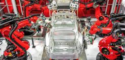 Προβλήματα και αντιφάσεις στο σίριαλ της Tesla - Γιατί ο Ίλον Μασκ αρχίζει να μοιάζει με τον... Χίτλερ