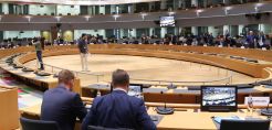 Συμφωνία στις Βρυξέλλες για μείωση της ζήτησης ρεύματος, πλαφόν στην ηλεκτροπαραγωγή και φορολόγηση υπερκερδών στα ορυκτά καύσιμα