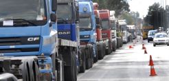 Να δοθεί εντολή σε πρατήρια των ΕΛΠΕ, Motor Oil να δίνουν πετρέλαιο στα φορτηγά, ζητούν οι μεταφορείς
