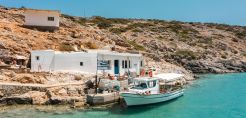 Με αποκλειστική χορηγία της Motor Oil και σε συνεργασία με την Ομάδα Αιγαίου η ολική ανακατασκευή του σπιτιού της κυρίας Ρηνιώς στην ακριτική Κίναρο