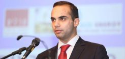 Ένα "αστέρι" που έδυσε νωρίς - Ποινική δίωξη για τον Τζ. Παπαδόπουλο, ενεργειακό σύμβουλο στην καμπάνια του Τραμπ 