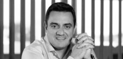 Ζούμε τον έρωτα σε νοικιασμένα σπίτια, που ‘χουν κομμένα ρεύματα και απλήρωτα νοίκια