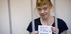 Διαμαρτυρία στον Πύργο του Άιφελ για τους φυλακισμένους της Greenpeace