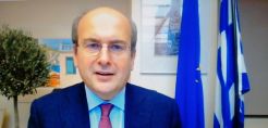 Κ.Χατζηδάκης: «Συμφιλίωση» των μεταφορών με το περιβάλλον - Τι είπε στην εκδήλωση για το "Αυτοκίνητο του 2021"