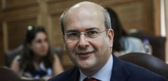 Χατζηδάκης: Η ΔΕΗ έδωσε 5 εκατ. αλλά δεν μπορεί να βρεθεί το υγειονομικό υλικό