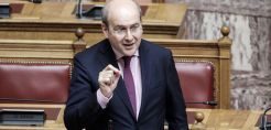 Χατζηδάκης προς Τσίπρα: Χάρη στα μέτρα που λάβαμε, η ΔΕΗ μπόρεσε να στηρίξει τα νοικοκυριά με εκπτώσεις ύψους 600 εκατ. ευρώ