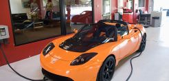 Παραμένει... στην πρίζα, η μετοχή της Tesla