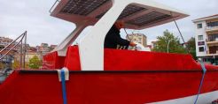 Ηλιακό σκάφος στην Καστοριά για βόλτες τουριστών στη λίμνη