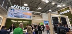 Στο επίκεντρο όλων των μεγάλων «utilities» τα προϊόντα της JinkoSolar για επενδύσεις σε φωτοβολταϊκά και standalone μπαταρίες – Τα πρώτα μηνύματα από την InterSolar 