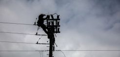 Στη μάχη με την “Μπάρμπαρα” οι εναερίτες του ΔΕΔΔΗΕ – Βίντεο από αναρρίχηση σε κολώνα στη Σίφνο με 10 μποφόρ