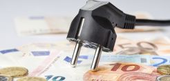 «Πακέτο» για την λιανική ρεύματος παρουσιάζει η Κομισιόν σε λίγες μέρες – Κατευθύνσεις για διαφάνεια, switching και περιορισμούς στα call centers