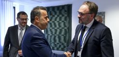 Βαθιά ανησυχία στη κυβέρνηση για κλιμάκωση της κρίσης - Τα σήματα των futures στο αέριο και οι συστάσεις Βρυξελλών για... λιγότερα ταξίδια - Ευρωπαική απάντηση ζητούν Παπασταύρου - Τσάφος στο σημερινό Συμβούλιο ΥΠΕΝ