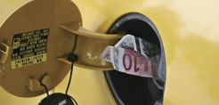Πολύ πιο ακριβή από το μέσο όρο της ΕΕ η βενζίνη στην Ελλάδα