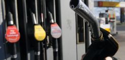 DW: Οι αυξήσεις στα καύσιμα στις πλάτες των καταναλωτών