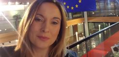 Ν. Καρακατσάνη: Ένα νέο, διαφανές περιβάλλον στα τιμολόγια ρεύματος - Τι πρέπει να προσέχουν οι καταναλωτές μετά τις ανακοινώσεις