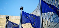 Ο νέος Πρόεδρος των ΗΠΑ υπέγραψε το διάταγμα επανένταξης στη συμφωνία του Παρισιού - Την απόφαση χαιρέτισαν ο γγ του ΟΗΕ και η ΕΕ