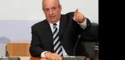 Τέρενς Κουίκ: Συμφωνούμε με το δημοψήφισμα για τη ΔΕΗ