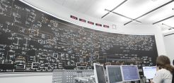 Με μηνιαίες δημοπρασίες για επιχειρήσεις υψηλής και μέσης τάσης η μείωση κατανάλωσης ρεύματος τις ώρες αιχμής –  Σύσκεψη στο  ΥΠΕΝ με ΡΑΕ, ΔΕΔΔΗΕ, ΑΔΜΗΕ
