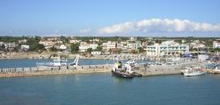 Ρεύμα από ηλιακή ενέργεια στα πλοία που ελλιμενίζονται στην Κυλλήνη
