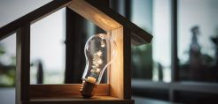 Αναλυτικά από τη ΡΑΕ όλα τα τιμολόγια ρεύματος του Δεκεμβρίου για κάθε εταιρεία προμήθειας