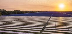 Στόχο για 47 GW φωτοβολταϊκών έως το 2030 και 4,6 GW ετησίως έθεσε το Ην. Βασίλειο