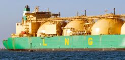 Bloomberg: Πώς η εμιρατιανή Adnoc κατάφερε να σπάσει τον αποκλεισμό στο Ορμούζ