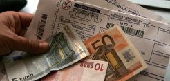 Αντίστροφη μέτρηση για την επιδότηση των 9 ευρώ ανά λογαριασμό ρεύματος – Οι προετοιμασίες της ΔΕΗ και των ιδιωτών – Κλειστά χαρτιά για τις έξτρα εκπτώσεις