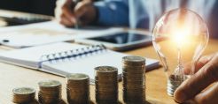 Σχέδιο για το ρεύμα: Ποιά είναι τα σενάρια για τους τρόπους χρηματοδότησης των κυβερνητικών παρεμβάσεων - Πάνω από 500 εκατ. υπολογίζει η ΡΑΕ τα «ουρανοκατέβατα»