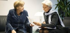 Μέρκελ και Λαγκάρντ συζητούν τον «ελληνικό γρίφο» στο Βερολίνο