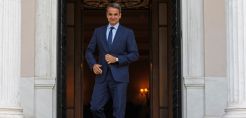 Τους πολιτικούς αρχηγούς ενημερώνει ο πρωθυπουργός για το ταξίδι στις ΗΠΑ