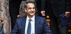 Bloomberg για ΔΕΗ: Ο Μητσοτάκης ετοιμάζεται να της δώσει το «φιλί της ζωής» 