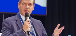 Μανουσάκης: Επιτάχυνση των ενεργειακών επενδύσεων, παρά τις δύσκολες συνθήκες στην αγορά - 10 GW επιπλέον για την ανάπτυξη ΑΠΕ έως το τέλος της δεκαετίας