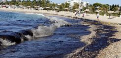 ΕΛΚΕΘΕ: Οι παραλίες της Αττικής είναι πλέον καθαρές από πετρέλαιο και πίσσα