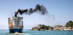 Υπεγράφη η ΚΥΑ για τις κυρώσεις για τις εκπομπές διοξειδίου του άνθρακα από θαλάσσιες μεταφορές