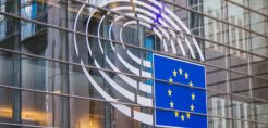 «Πράσινο φως» από την επιτροπή ENVI του Ευρωκοινοβουλίου για κρίσιμες αλλαγές σε ETS και CBAM – Τον Απρίλιο η ψηφοφορία στην Ολομέλεια
