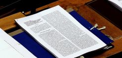 Σήμερα ξεκινάει η συζήτηση του πολυνομοσχεδίου του ΥΠΕΝ στην επιτροπή Παραγωγής και Εμπορίου της Βουλής – Δείτε όλες τις αλλαγές σε net-metering, ΑΠΕ, Ενεργειακές Κοινότητες, offshore αιολικά, δίκτυα και ΥΚΩ