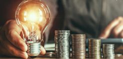 «Στενός κορσές» από ΡΑΕ στην αγορά ρεύματος για την πορεία της εισπραξιμότητας – Ζητά εβδομαδιαία αναφορά από τους προμηθευτές