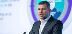Στάσσης: ΑΠΕ και data center «οδηγούν» την κερδοφορία της ΔΕΗ την επόμενη πενταετία – Μέρισμα 0,60 ευρώ ανά μετοχή για το 2025 – Έμφαση στις νέες αγορές εκτός συνόρων