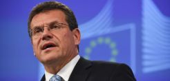 Κομισιόν προς Ελλάδα: Έχετε υψηλό κόστος για τη βιομηχανία, κλειστές αγορές και εξάρτηση από ορυκτά καύσιμα