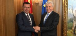 Μπήκαν οι υπογραφές για την εξαγορά της EDS από τη ΔΕΗ - Συνάντηση Παναγιωτάκη-Ζάεφ