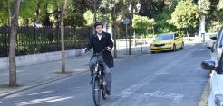 Με ηλεκτρικό ποδήλατο στο Μαξίμου ο πρόεδρος της ΚΕΔΕ